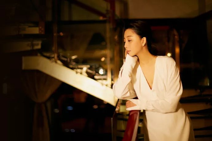 低胸≠暴露！或许你与性感女神只差一件V领的距离