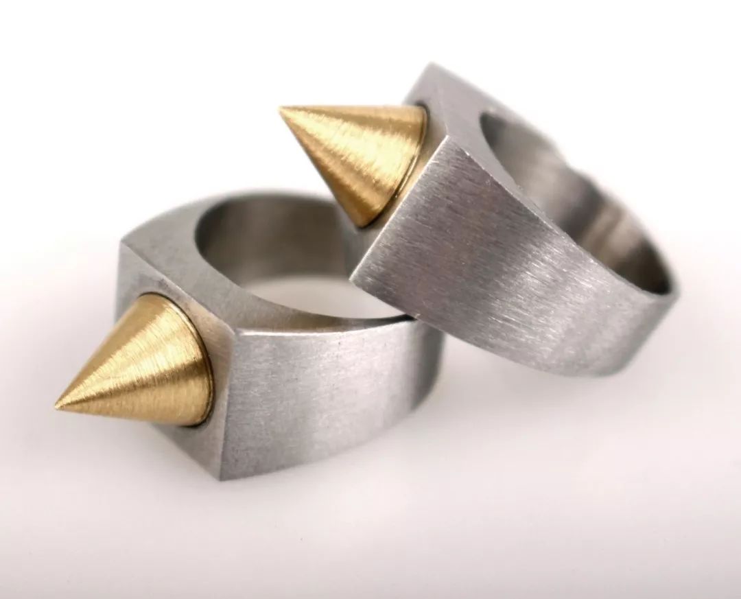 这个遥控器叫“挤粉刺”，按的时候就像我们在挤自己的青春痘