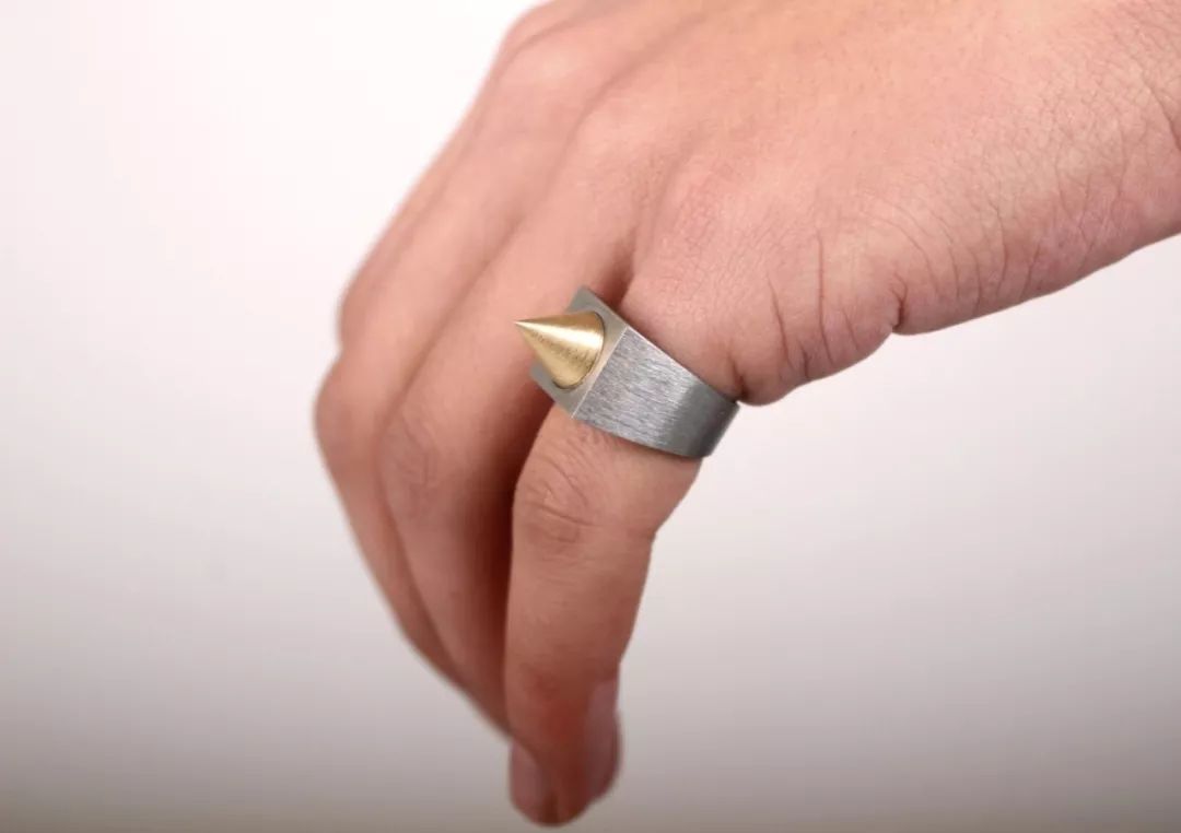 这个遥控器叫“挤粉刺”，按的时候就像我们在挤自己的青春痘