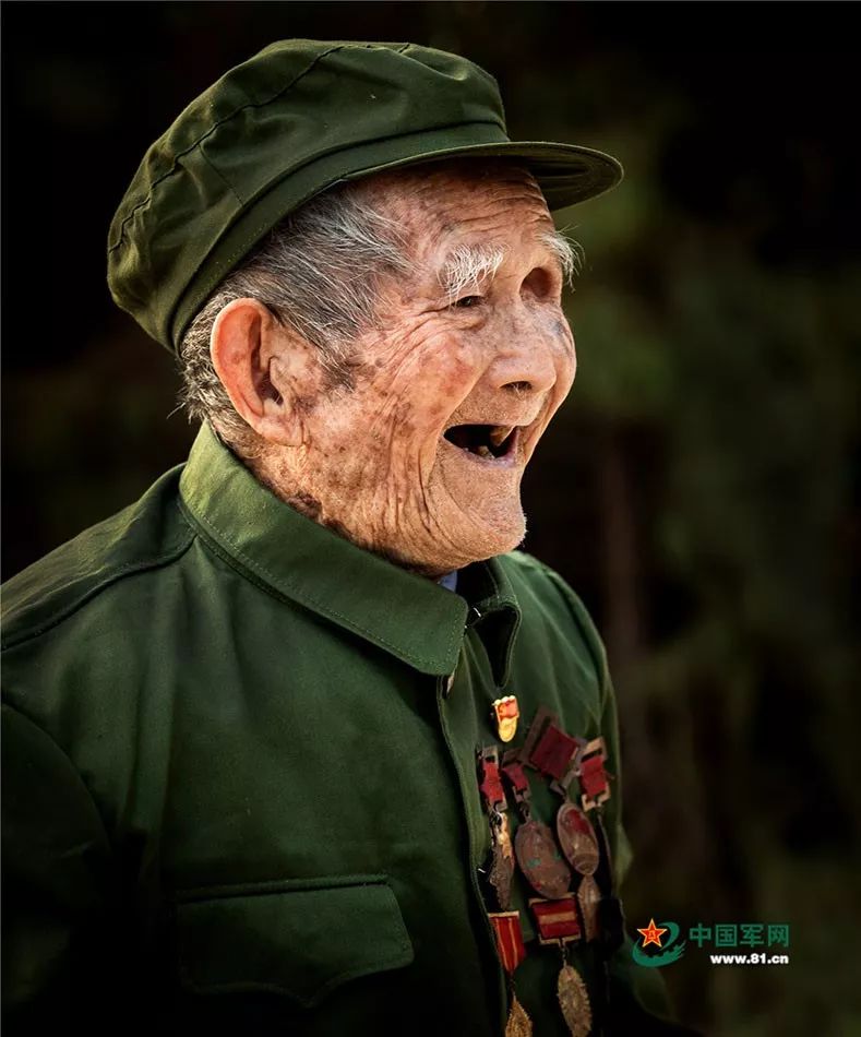 95岁抗战老兵最后的心愿令人泪目,92岁老兵回忆抗美援朝数次落泪