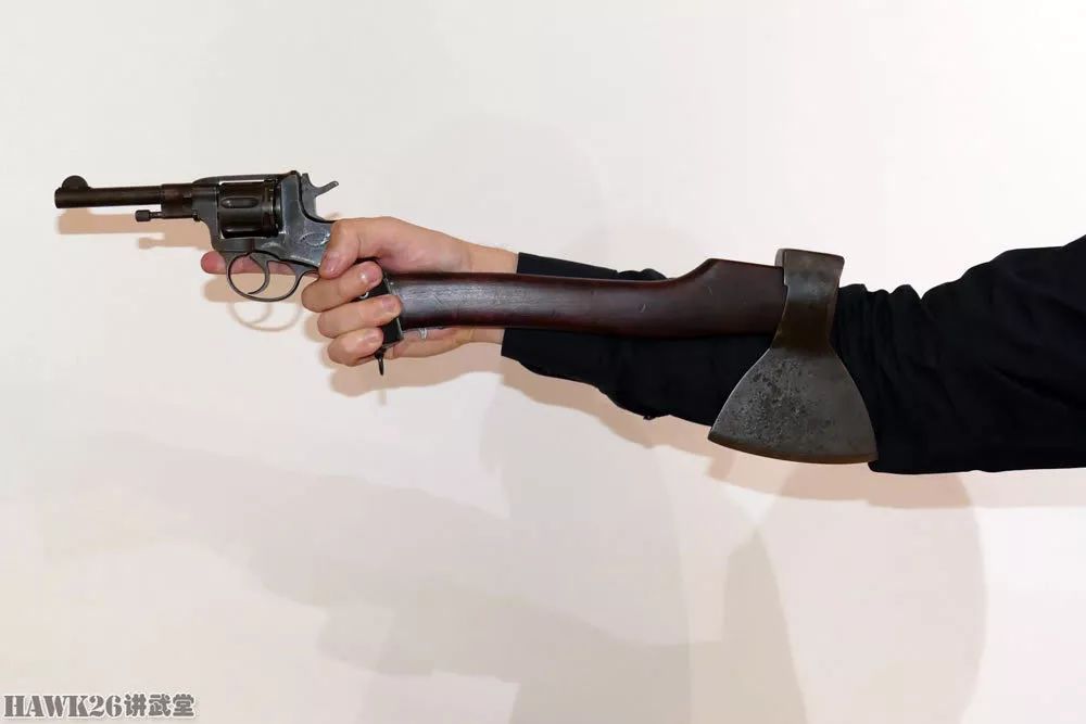 斧子充当枪托真的可行？俄罗斯博物馆真人示范回应网友的提问
