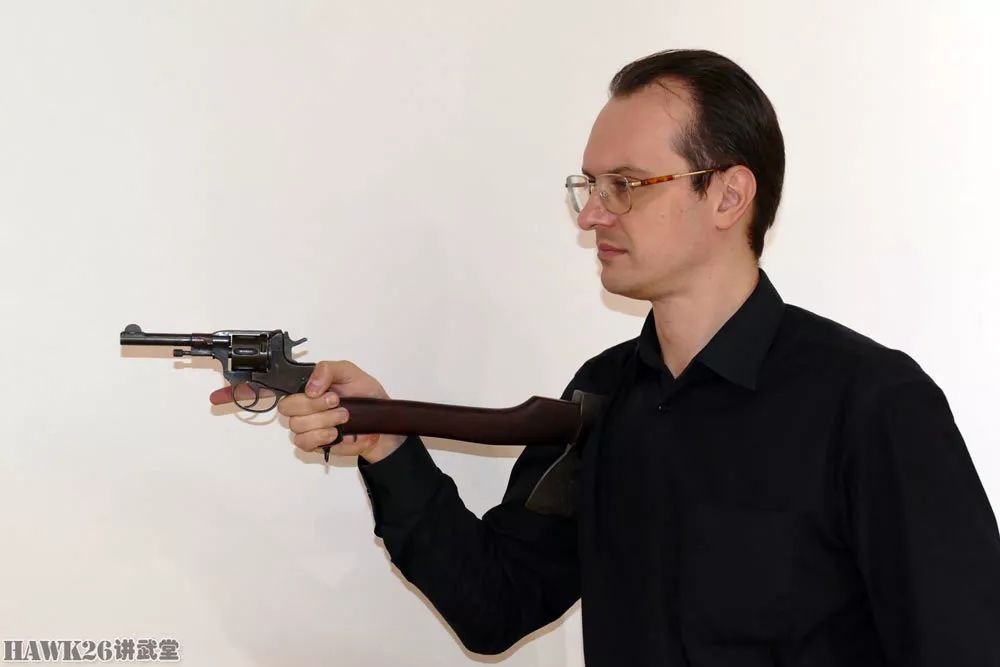 斧子充当枪托真的可行？俄罗斯博物馆真人示范回应网友的提问