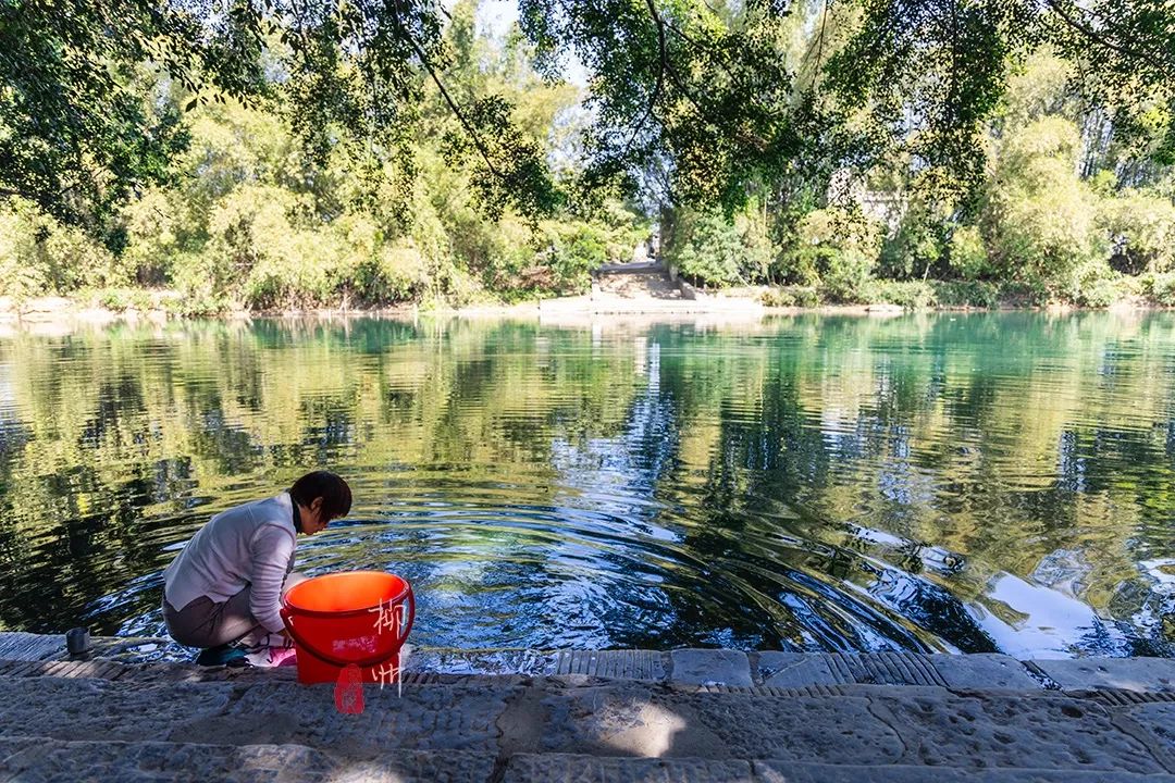 这个古镇好奇怪，门前放元宝，商号大门开洞，城隍爷与关二爷作伴