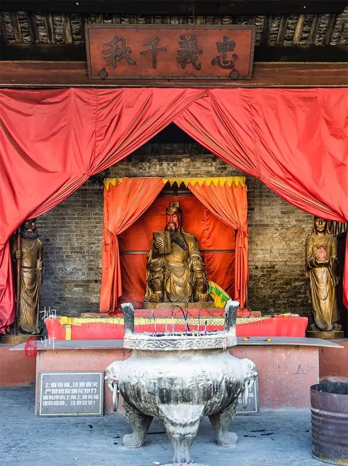 这个古镇好奇怪，门前放元宝，商号大门开洞，城隍爷与关二爷作伴
