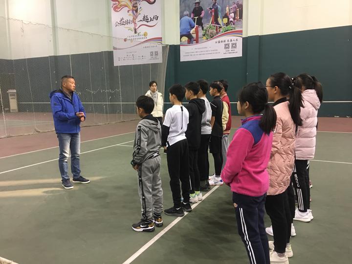 费德勒捡球球童,给费德勒当球童再和费德勒交手