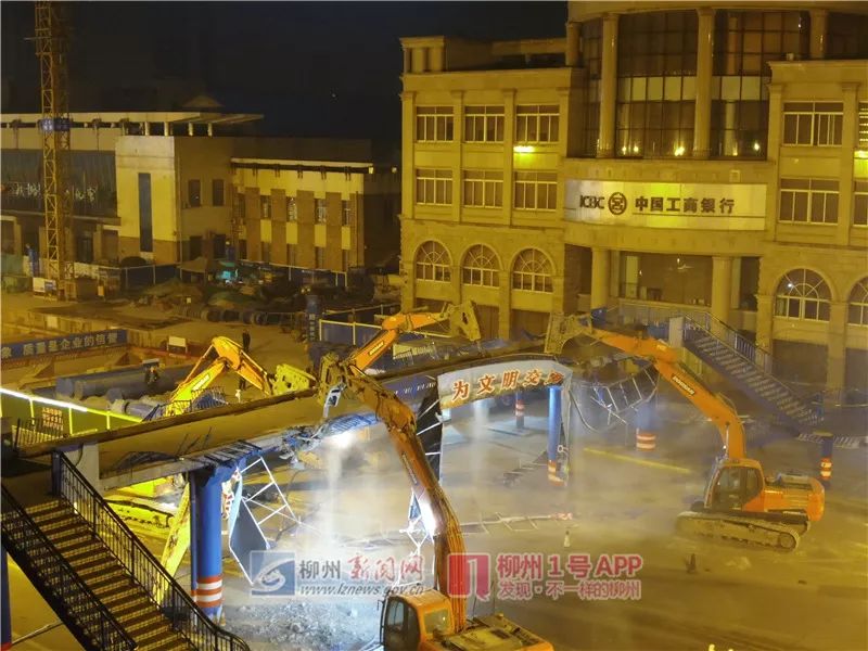 再见了！今天，飞鹅路汽车南站人行天桥被拆，这些旧照还记得吗？