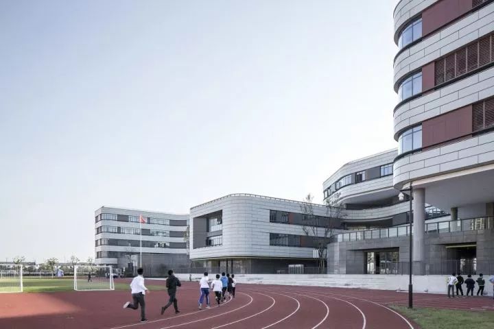 拒绝“千校一律”,浙大教院附中完成漂浮立体校园