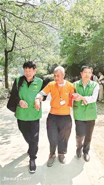 志愿者悉心照料空巢老人老人去世后留5万多元建爱心亭