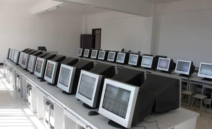 上电脑课不穿鞋套，也就失去了对互联网最基本的敬畏