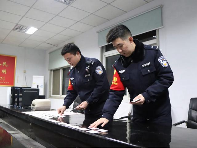警方查获假火车票 (铁路警方破获制作假火车票窝点)
