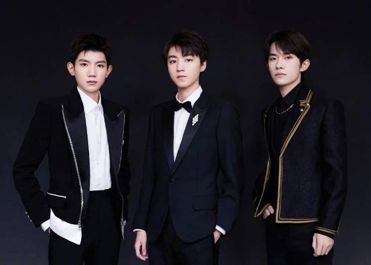 冒充易烊千玺骗小学生钱故事,4名男子冒充易烊千玺被骗