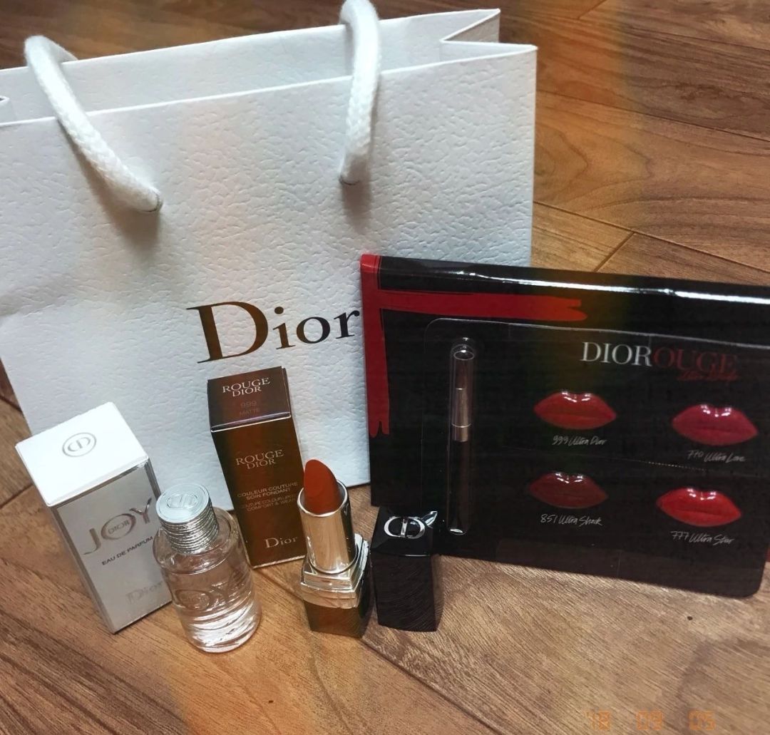 易烊千玺阿玛尼晚宴和别人聊天,易烊千玺阿玛尼晚宴打招呼