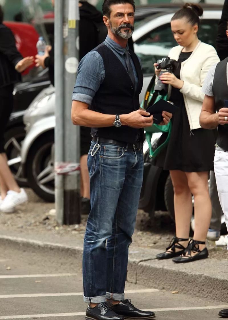 每次坐下牛仔裙后面都出现褶皱,坐下时衬衫扣子翘起