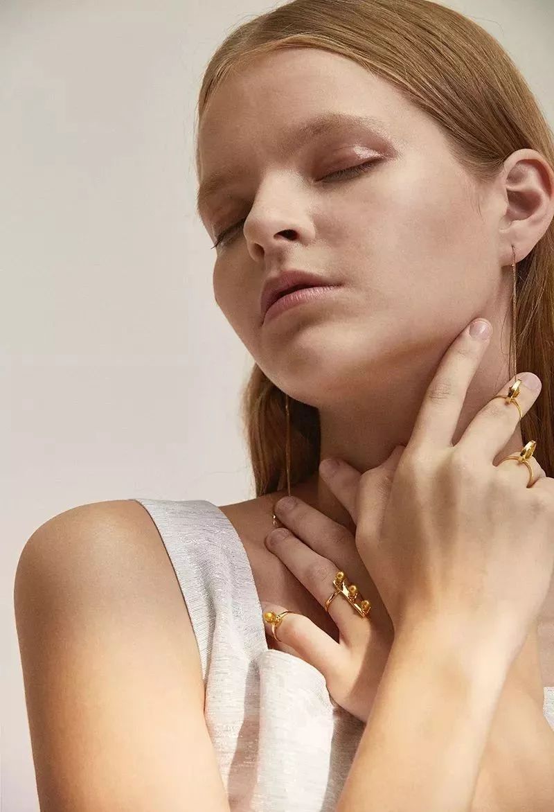 聊时尚|年末想要气场全开，你需要这些点“金”之笔