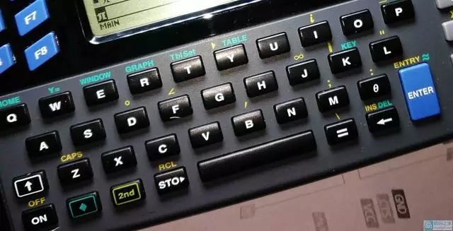 古董级德州仪器图形计算器拆解：竟然还能超频