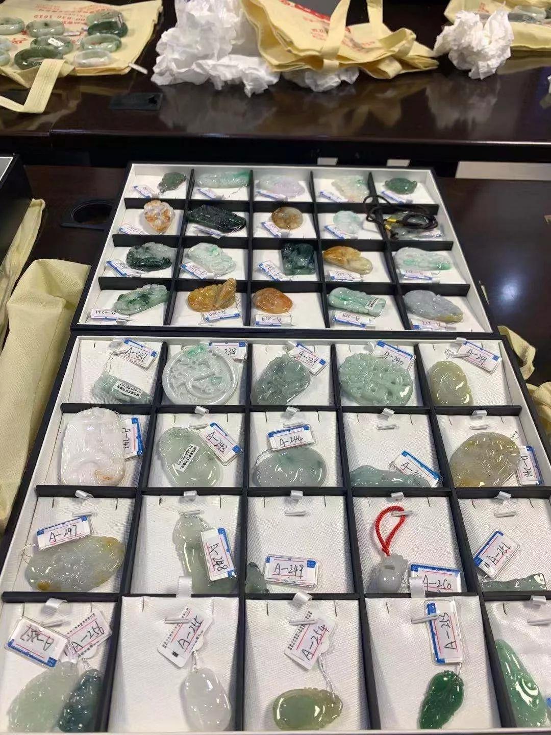 翡翠32件拍卖,近期市场拍卖一整套翡翠