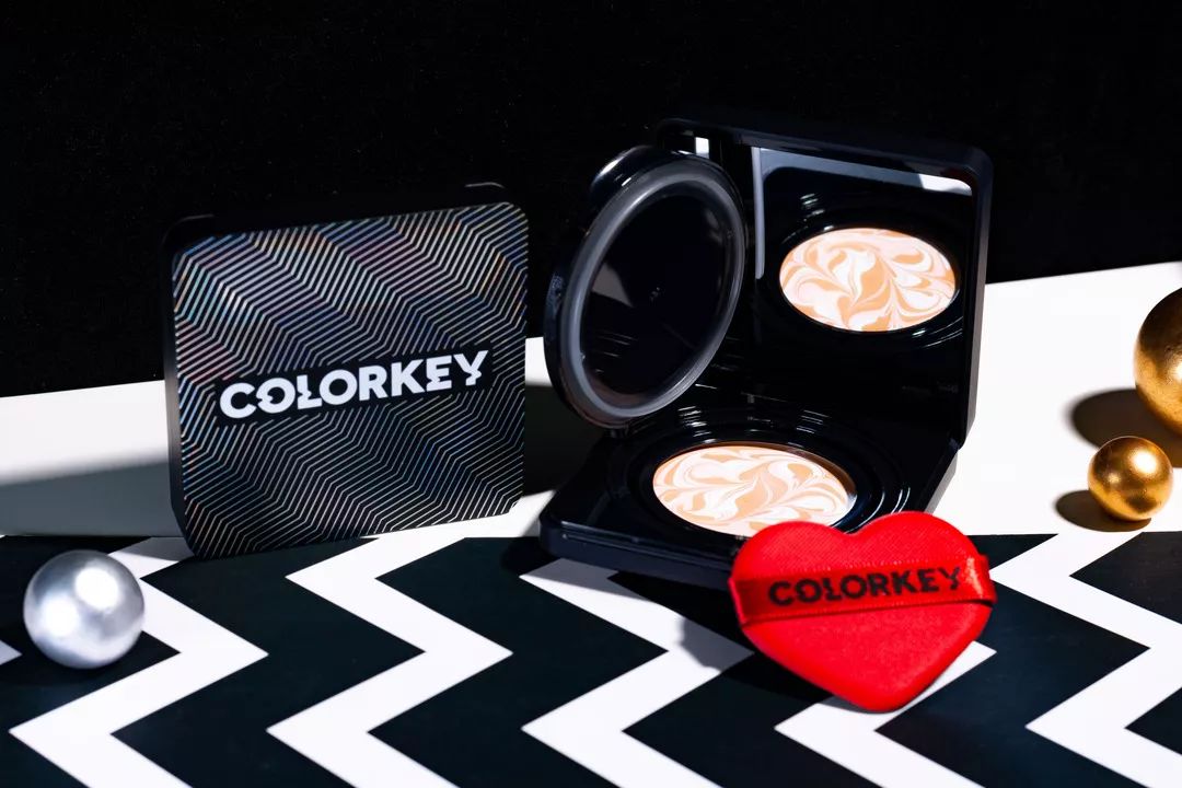 卡粉起皮用面霜还是乳液,卡粉起皮救星底妆难题解决