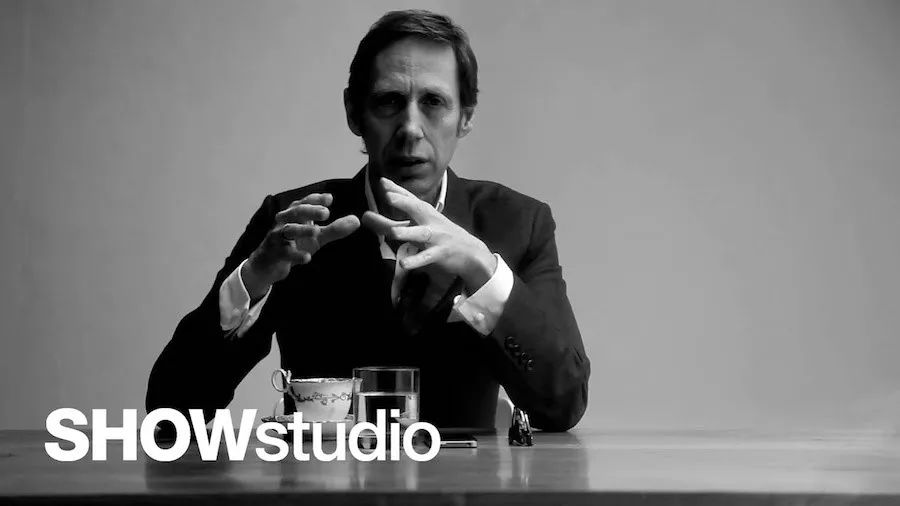 帮McQueen直播、给英女王拍照、被RafSimons致敬——这间工作室真传奇