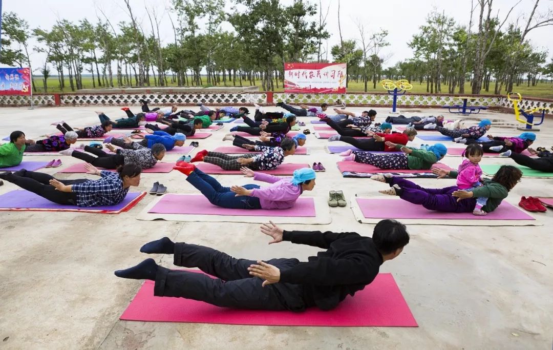 边种地边劈叉，土味瑜伽到底有多骚？