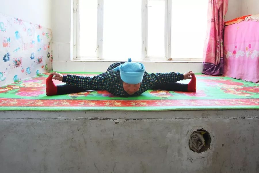 边种地边劈叉，土味瑜伽到底有多骚？