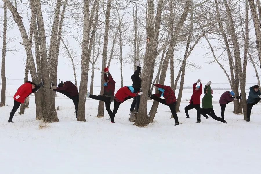 边种地边劈叉，土味瑜伽到底有多骚？