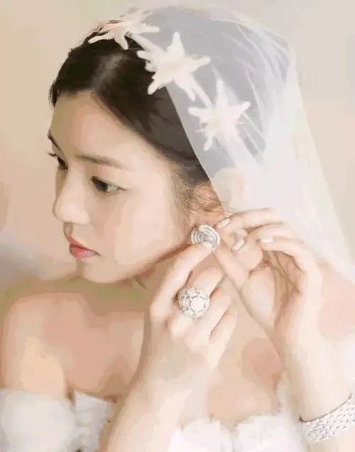 旧情再提，冷眼相对，娱乐圈小甜甜又双叒被曝婚变？