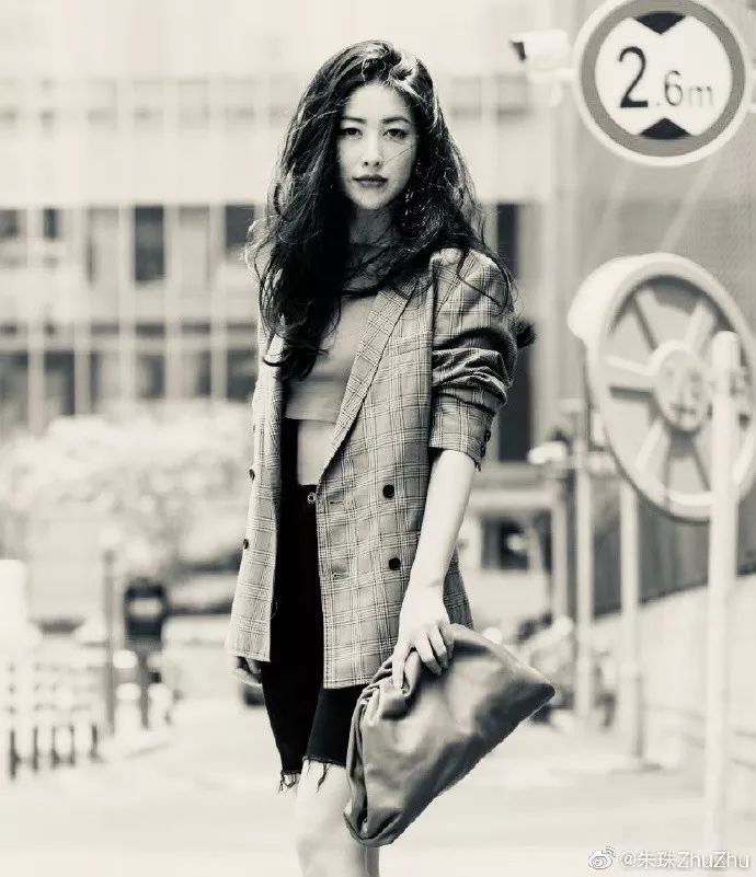 连续8年蝉联全球最美100人,35岁性感*物尤**凭美胸翻红,网友:我就是馋她身子