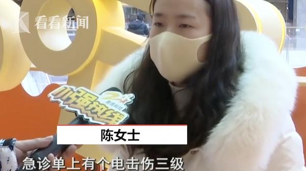 一女子买奶茶闻到烧焦味,女子正在买奶茶闻见焦味