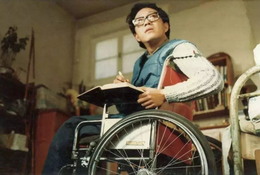 《我与地坛》：上帝以痛吻我，我要报之以歌