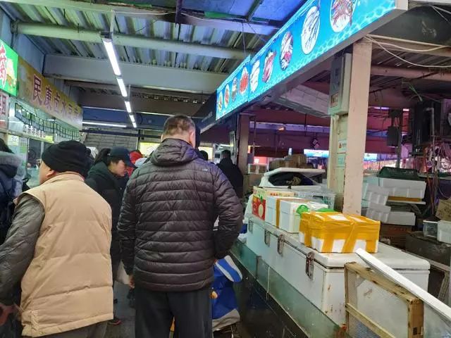 青岛海鲜城螃蟹多少钱一只 (青岛螃蟹今年为啥便宜)