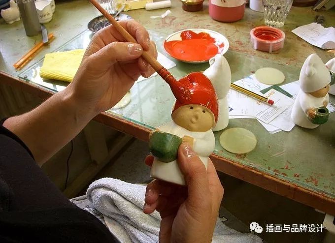 88岁老奶奶“玩泥巴”60年,成为MUJI的常驻陶艺家,她做的陶瓷是全瑞典最可爱的