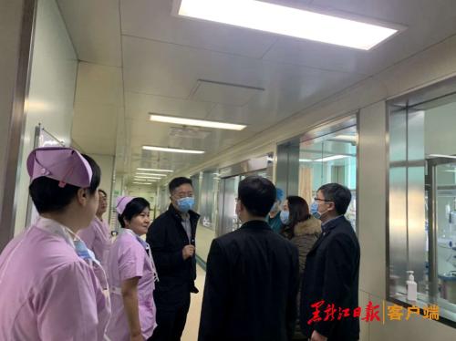 大年三十医护人员抗击疫情视频,大年三十他们在抗疫一线跨年