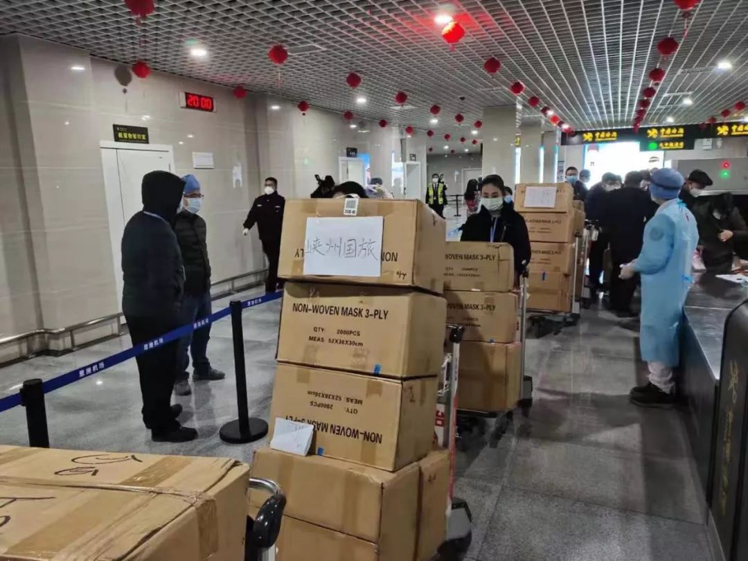 点赞!设法买到口罩防护服,导游领队“人肉”带回