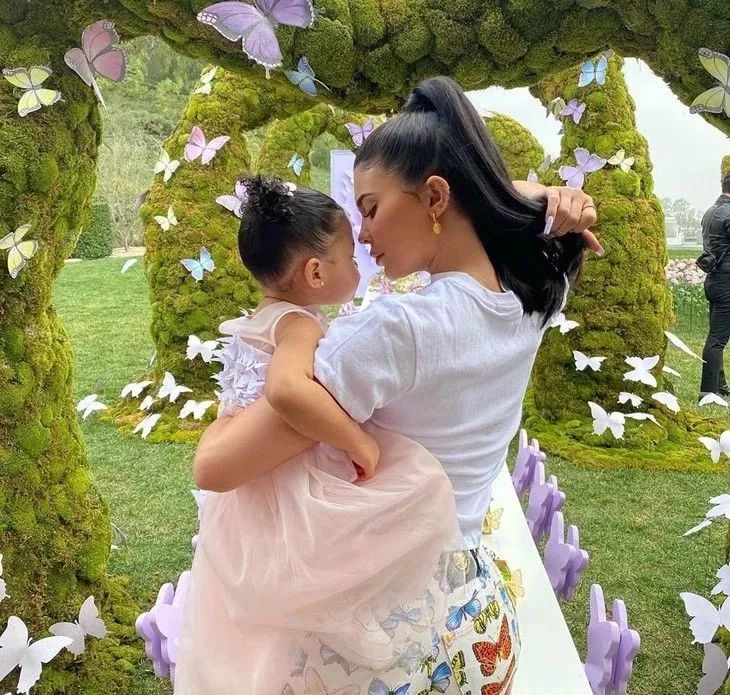 时髦办|18岁的Kaia怀孕了???其实LV太子妃也是19岁当妈妈的