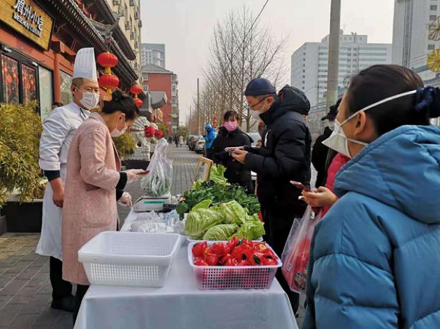 疫情席卷全国！没人来吃饭，饭店把买的菜都卖了，餐饮业怎么办？
