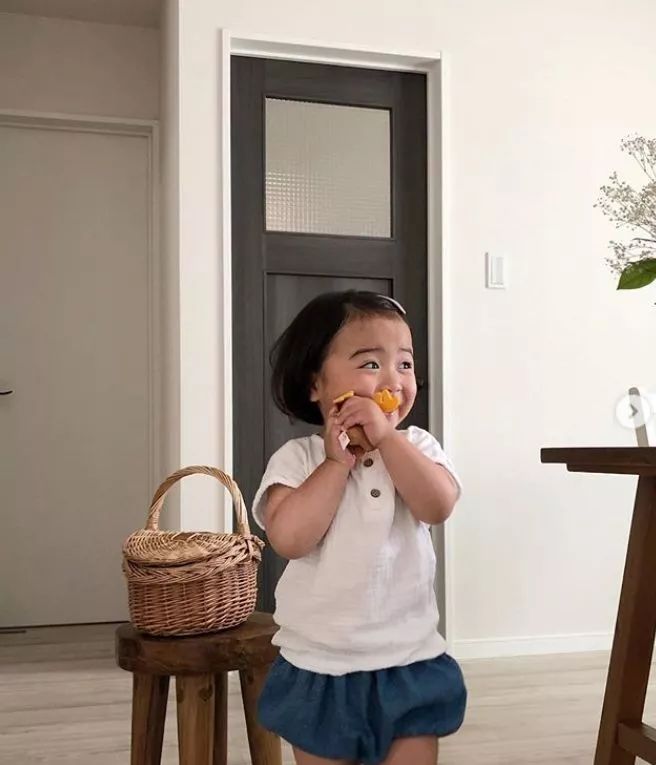 日本一年轻妈妈每天狂晒女儿“丑照”，看到第1张就笑炸了！是亲妈吗哈哈哈…