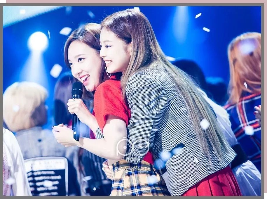 两位TOP女偶像的搭配抄袭事件