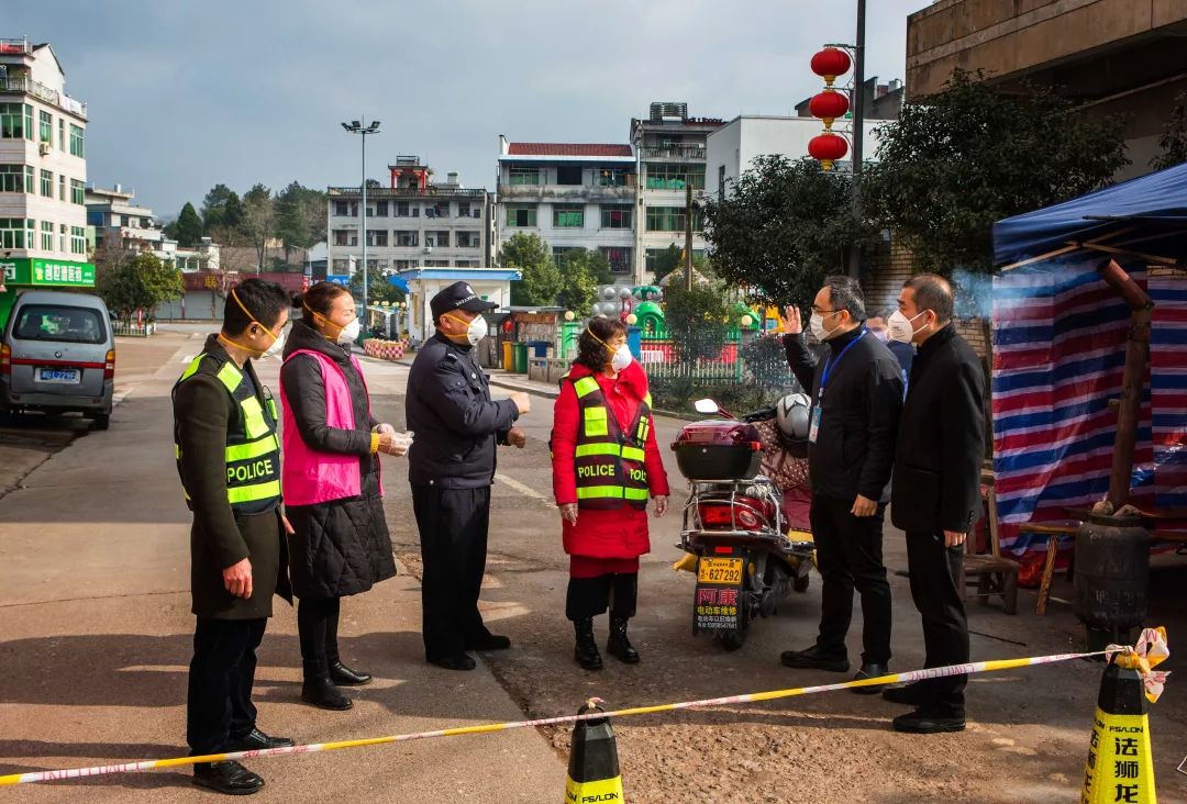 抗击疫情记者对警察的采访,媒体直击海曙青林湾西区防疫现场