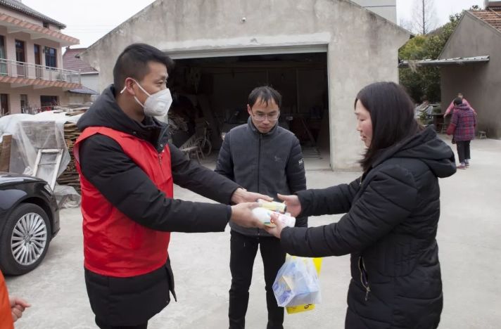 崇明这个合作社老板当起了配送员，为隔离人员免费送蔬菜
