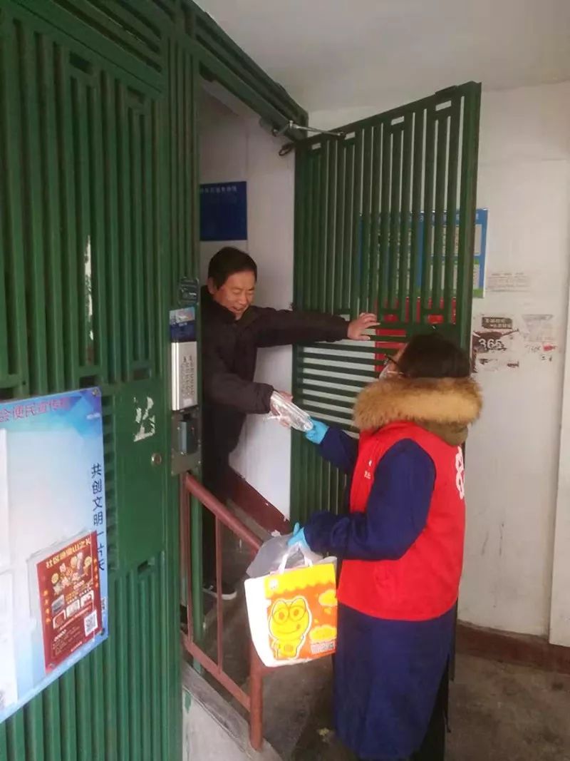 代购蔬菜、送药上门……吴淞这群居委干部开启新“副业”