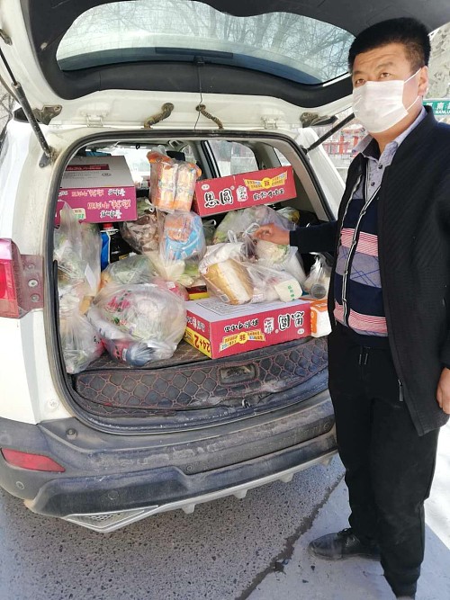 黄龙这个干部当起代购员，把村里的感染几率降低