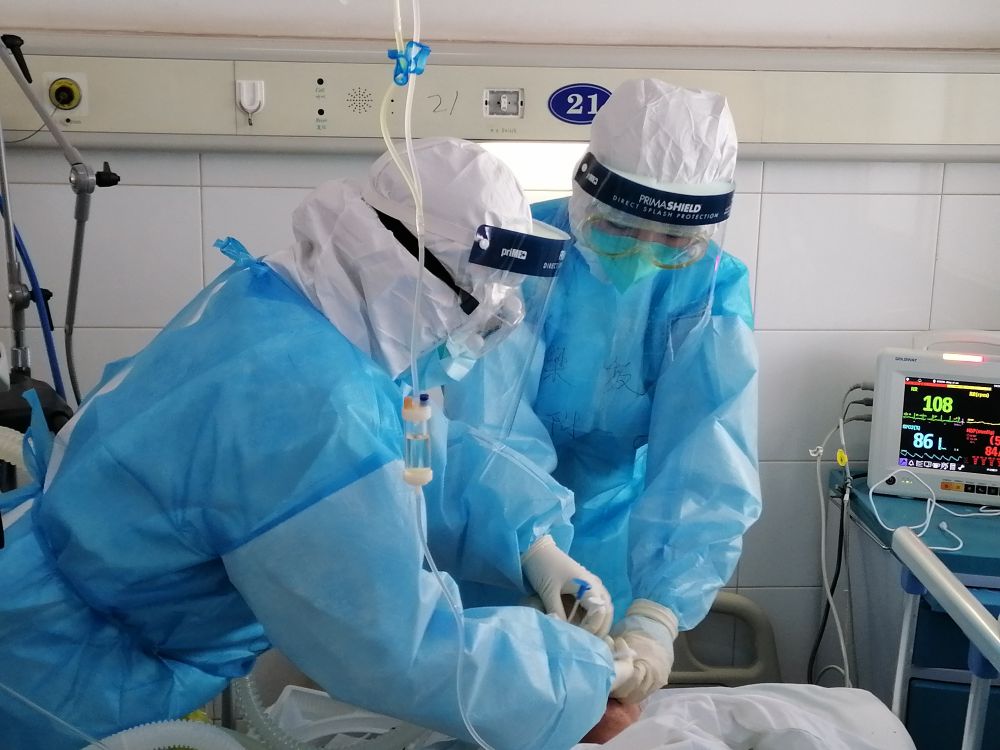 风雨无阻防疫必胜,众志成城抗击疫情风雨无阻向前行