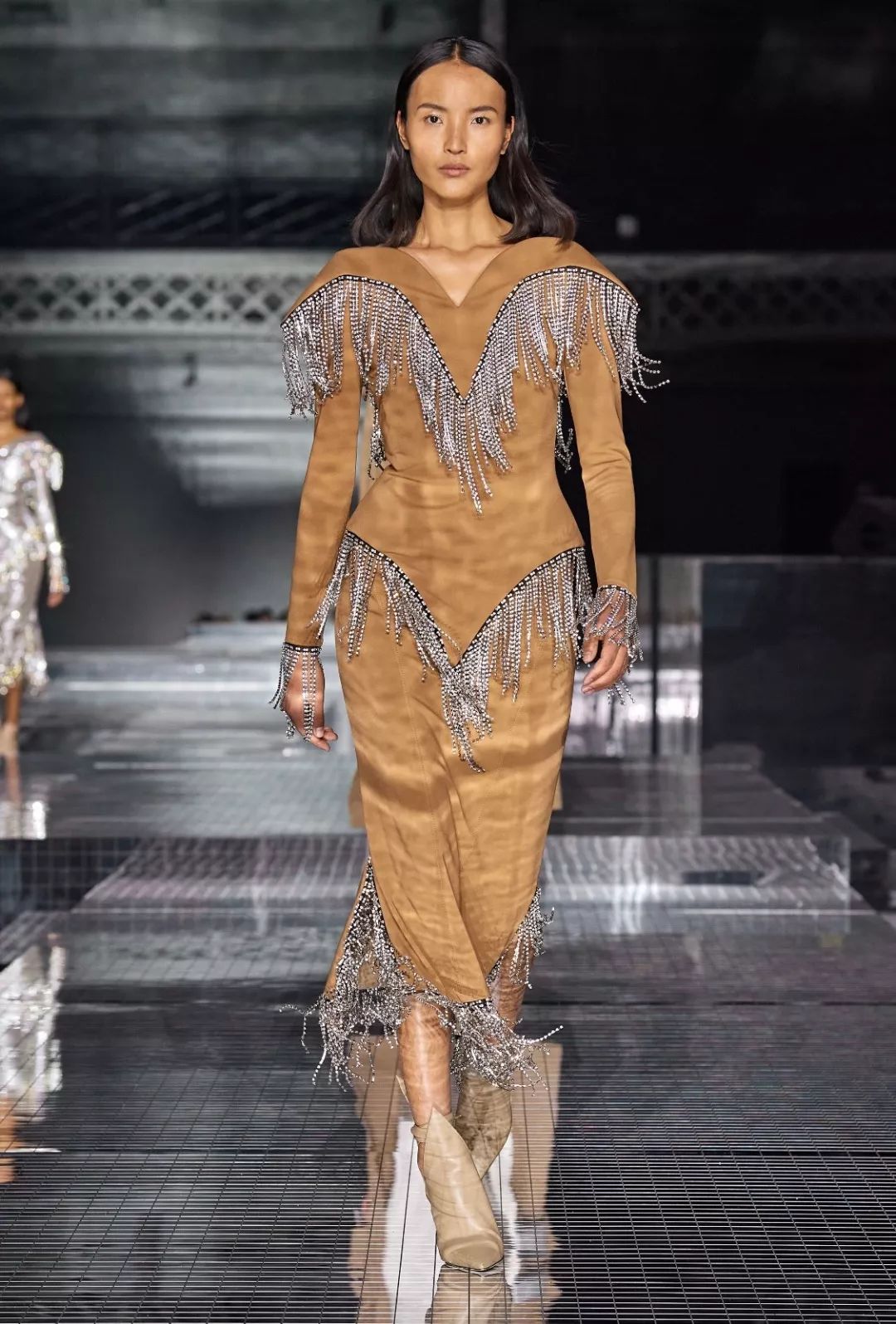 提炼Burberry的风格启示：由穿着者展开窥内览外的理性与感性