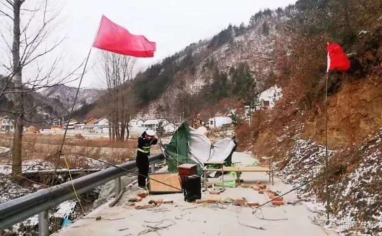 民警变身边境村庄老人专属理发师,民警变身边境理发师