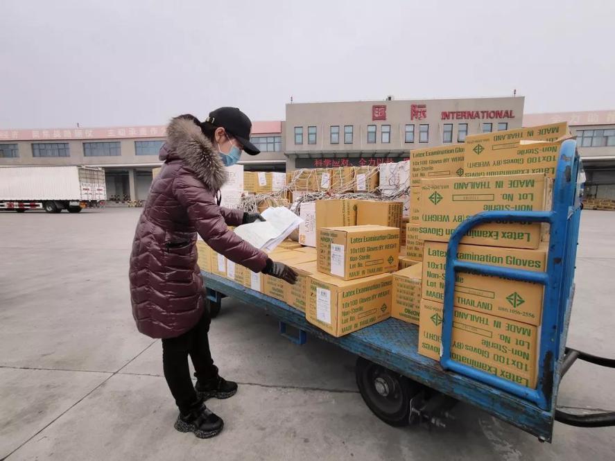 空港“娘子军”战疫记：紧缺物资全球购24小时值守