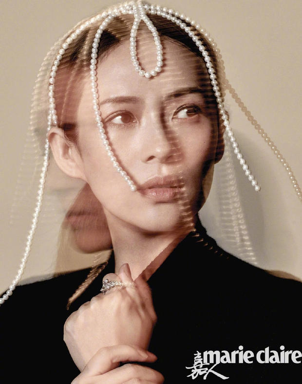 章子怡近照孕肚比钻戒抢镜,章子怡挺大肚孕晚期照