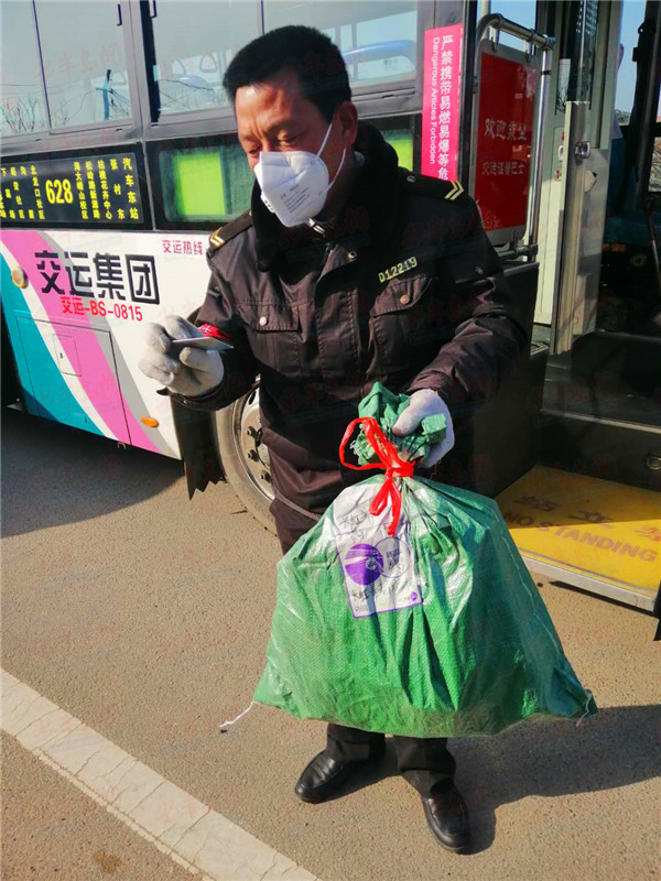 628路公交车成山中村民“快递专线”赢得村民赞许