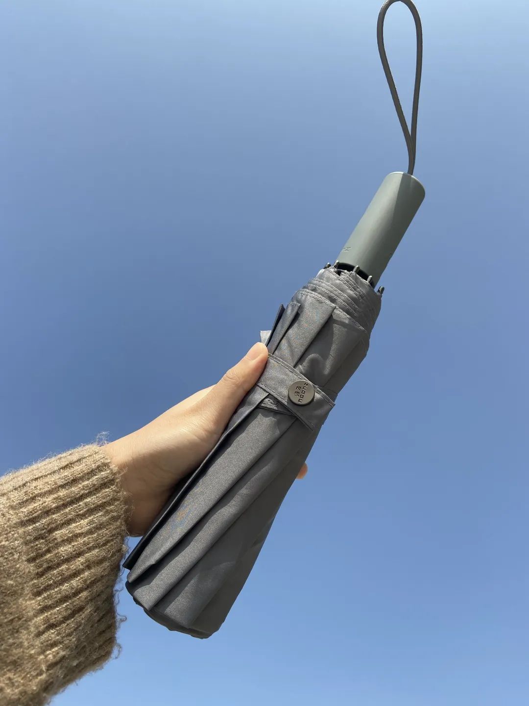 厉害了！这把伞一键自动开收伞，能抗8级大风