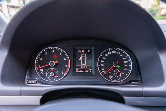 用家里的老途安来练技术,1米9小伙表示坐进去空间还很富裕!就是车机配置有点跟不上?