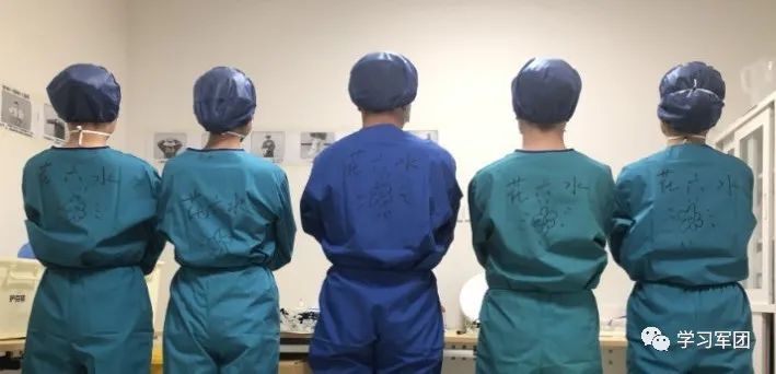 抗疫一线的白衣感动瞬间,武汉疫情防护服上写精忠报国